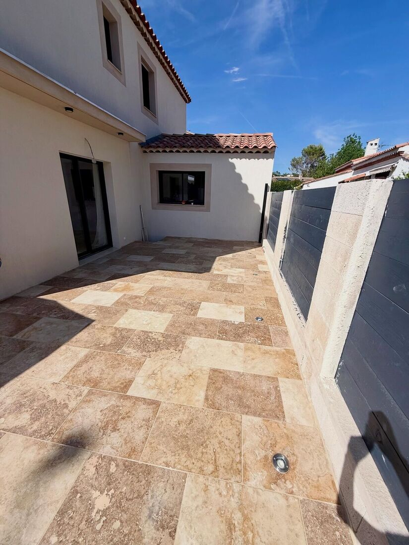 Terrasse en travertin réalisée par BL Paysages