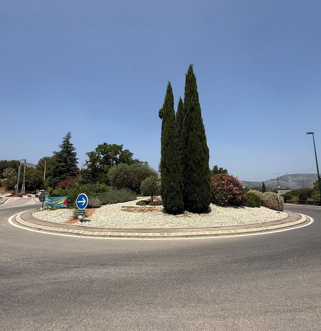 Entretien d'espaces verts publics à Roquevaire